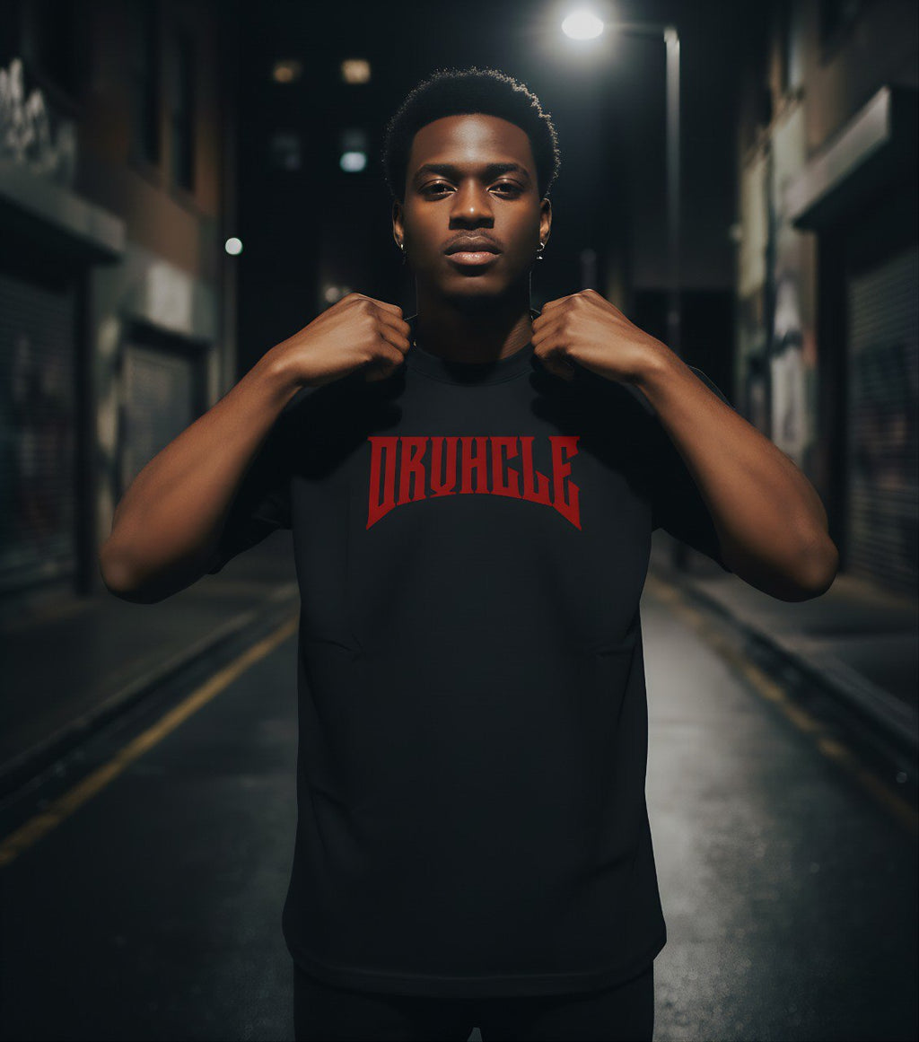 Camiseta Oversize Negra Texto Rojo